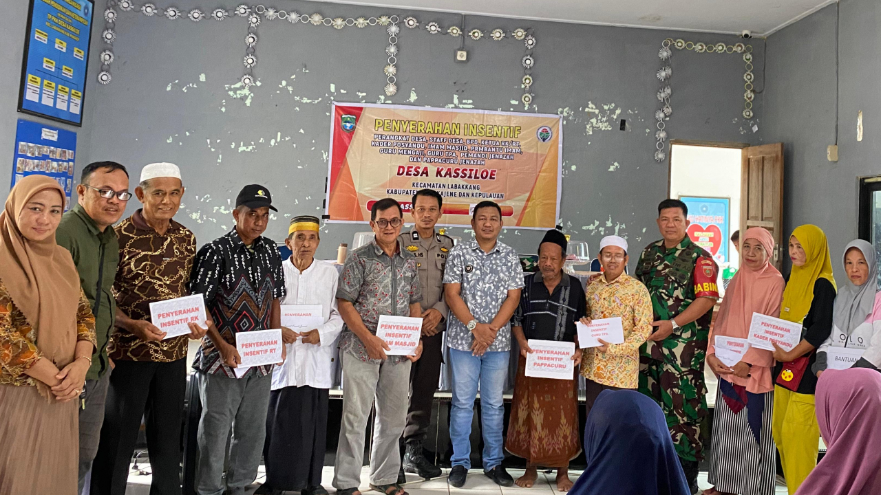 Penyerahan Insentif Kepada Perangkat Desa, Staf, Ketua RK/RT, Kader Posyandu, Imam Mesjid,Pembantu Imam, Guru Mengaji, Guru TPA, Pemandi Jenazah Dan Pappacuru Jenazah Desa Kassi Loe