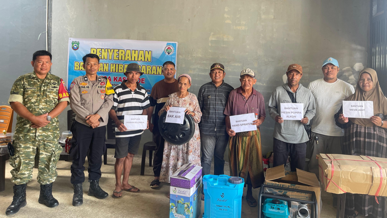 Pemdes Kassiloe Salurkan Bantuan Hibah Barang Bagi Warga
