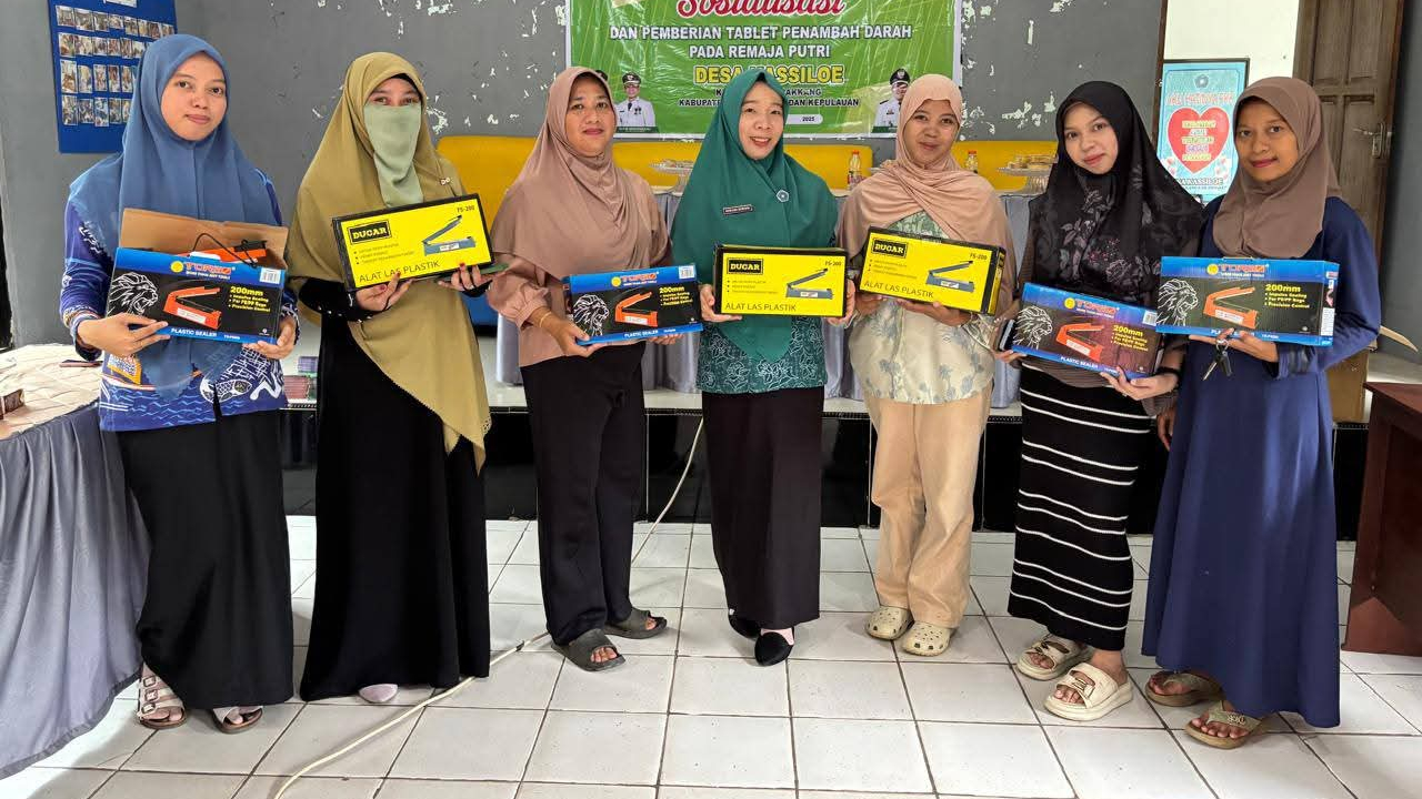 UMKM Kassi Loe Terima Bantuan Kemasan & Alat Pres dari Ketua TP.PKK Desa Kassiloe