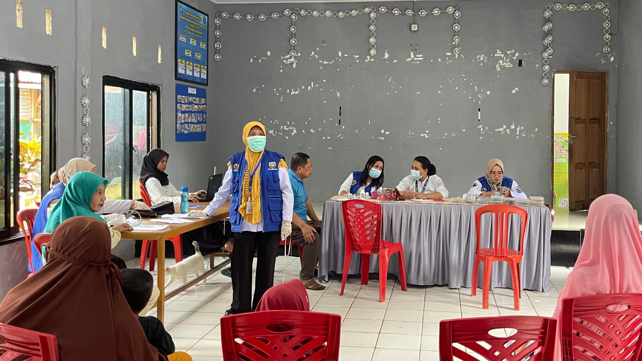 Pemeriksaan Kesehatan Gratis untuk Masyarakat Desa Kassi Loe oleh Puskesmas Taraweang