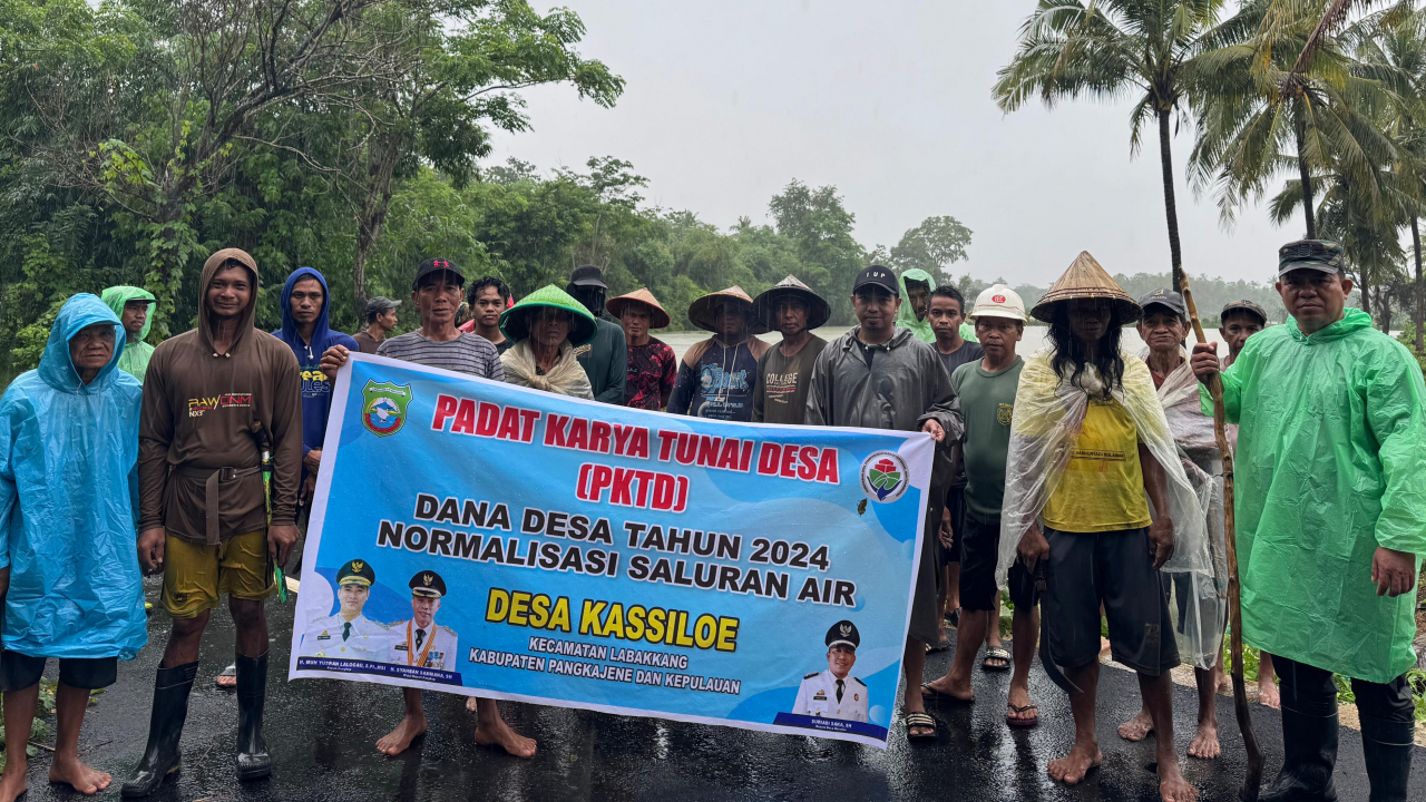 Normalisasi Saluran Air di Desa Kassi Loe Melalui PKDT Dana Desa Tahun 2024