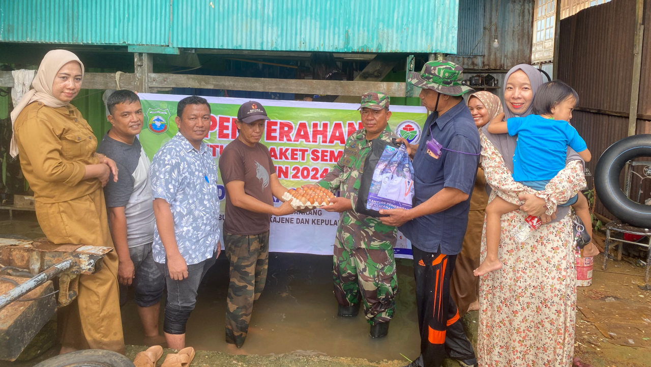 Penyerahan Bantuan Sembako bagi Korban Banjir di Dusun Boddie, Desa Kassi Loe