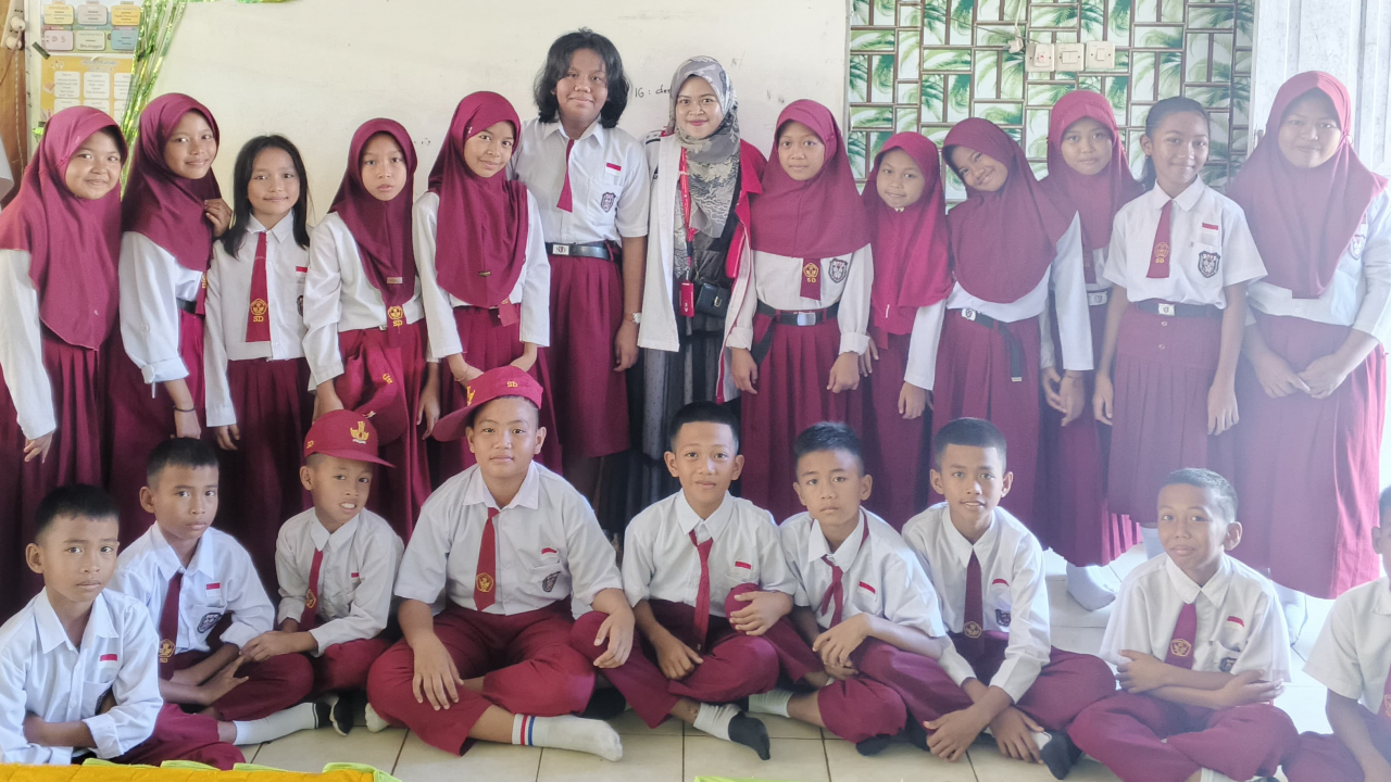 KKN Kebangsaan XIII 2025 Politeknik Bombana Melakukan Sosialisasi Di SDN 12 Taraweang Dengan Tema "Literasi Keuangan Pada Pelajar Untuk Mendukung Pengembangan Wisata Desa Bara Batu