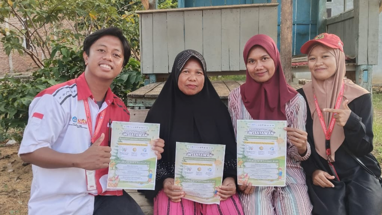 Mahasiswa KKN Kebangsaan 2025 Asal STIKes Salewangang Maros Edukasi Masyarakat Desa Bara Batu tentang Makanan Sehat untuk Wisatawan