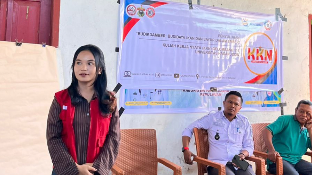 Mahasiswa KKNT Gelombang 114 Program ASSAMATURU Universitas Hasanuddin menggelar kegiatan sosialisasi Budikdamber (Budidaya Ikan dan Sayur dalam Ember)
