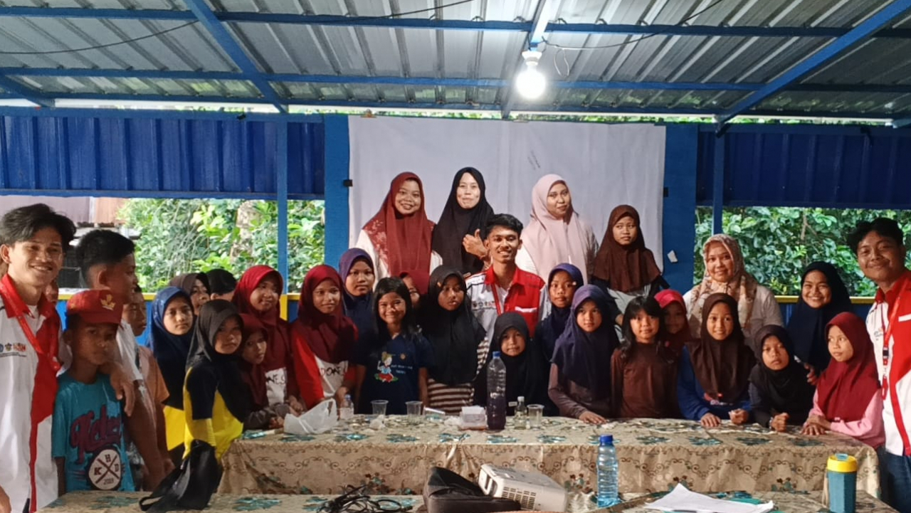 Pelatihan Suvenir Mainan Kunci dari Resin Khas Desa Bara Batu: Inovasi Mahasiswa KKN Kebangsaan Asal Ambon Dorong Ekonomi Kreatif Berbasis Potensi Lokal