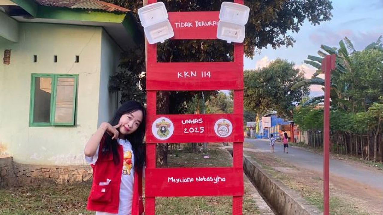 Mahasiswa KKN Unhas 114 Mitra PT. Semen Tonasa Perkenalkan “Papan Bicara”: Edukasi Visual Pengelolaan Sampah di Desa Bara Batu