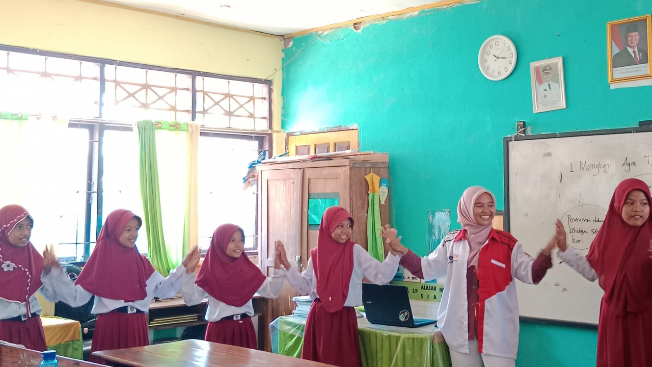Mahasiswi Universitas Al Asyariah Mandar Gagas “Kelas Kebangsaan” untuk Lestarikan Budaya Suku Bugis di Desa Bara Batu