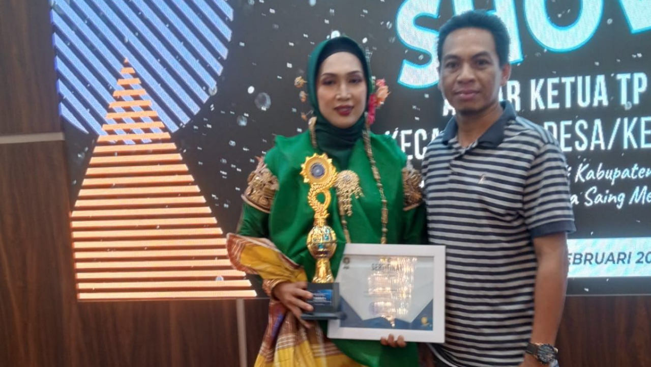 Ketua PKK Desa Corawali Fatmiati Said Juara 2 Lomba Fashion Show Baju Adat Bugis