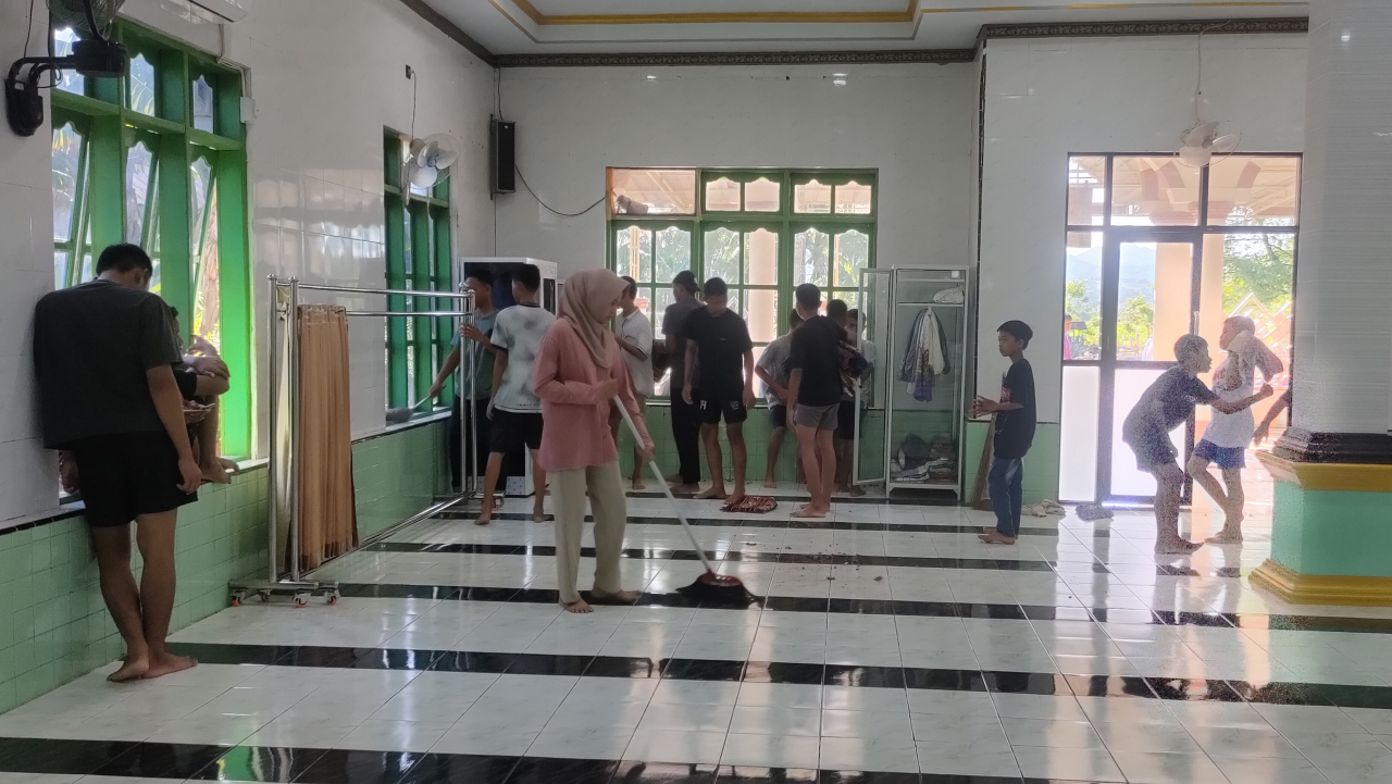 Remaja Masjid Nurul Bahri Gelar Gotong Royong Sambut Ramadhan
