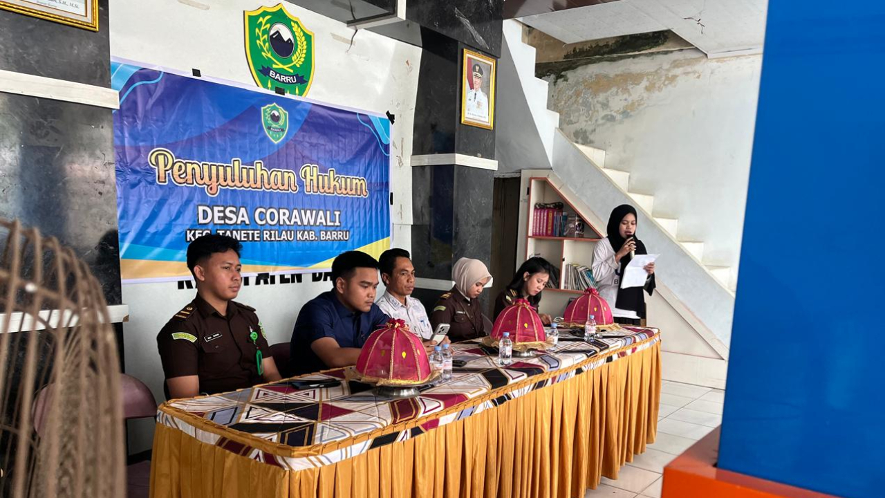 Cegah Masalah Hukum dalam Pengelolaan Dana Desa, Kejari Barru Beri Penyuluhan kepada Pemerintah Desa Corawali