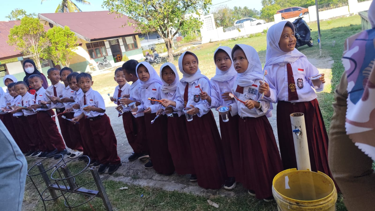 Mahasiswa KKN UNHAS Tematik Kesehatan dan Inovasi Desa Gelar Penyuluhan Sikat Gigi di SD 58 Barru