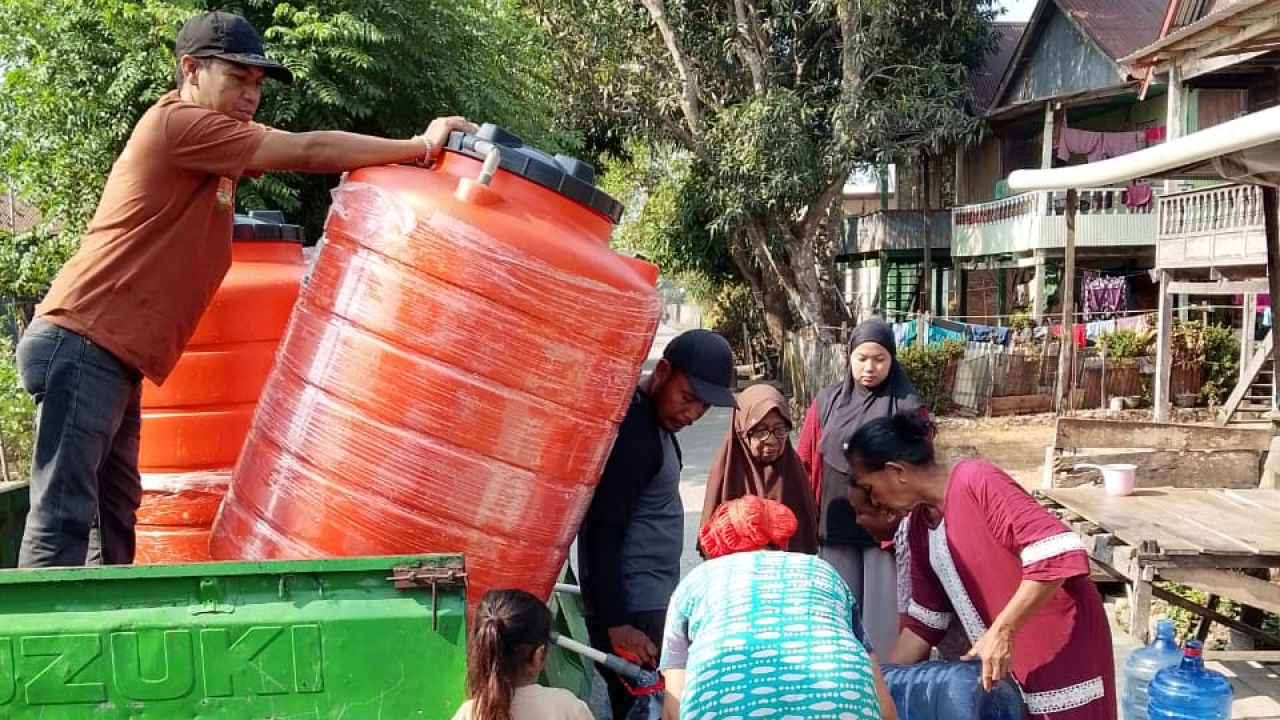 Air Bersih Jadi Kebutuhan Mendesak, Kepala Desa Corawali Pimpin Penyaluran di Dusun Ance