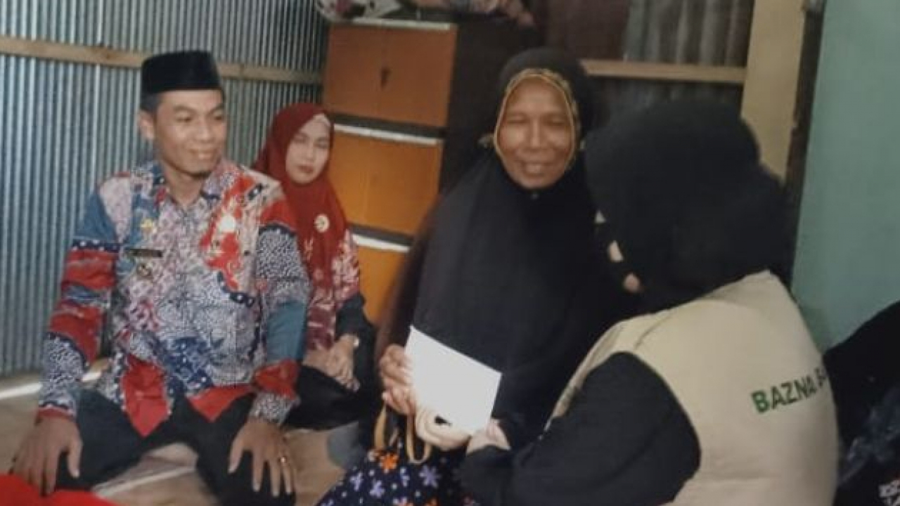 Kades Said Abdullah bersama Ketua PKK Corawali dan BAZNAS Serahkan Bantuan Pemakaman ke Warga Kurang Mampu