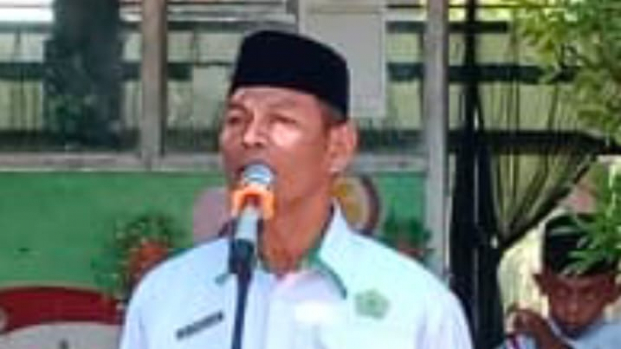 Kepala KUA Tanete Rilau Kab. Barru Bertindak sebagai Pembina Upacara di MI At-Taufiq Maralleng