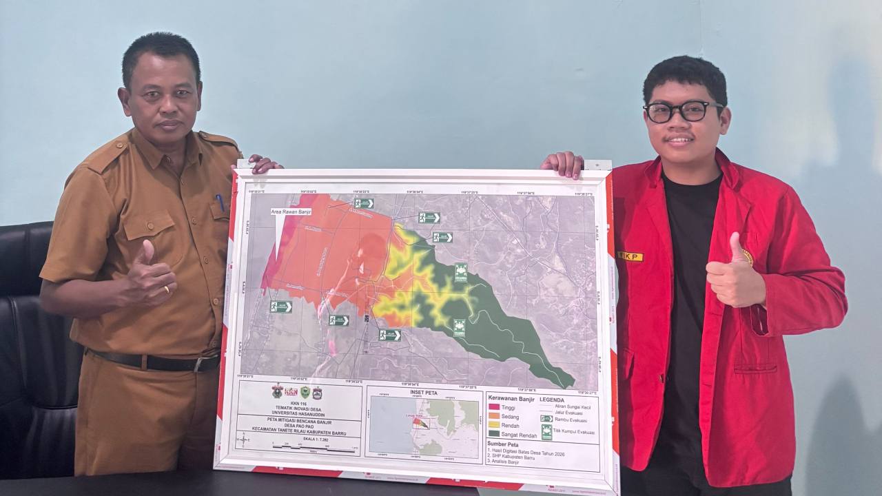 Mahasiswa KKN UNHAS Gelombang 116 Serahkan Peta Mitigasi Banjir kepada Pemerintah Desa Pao-Pao