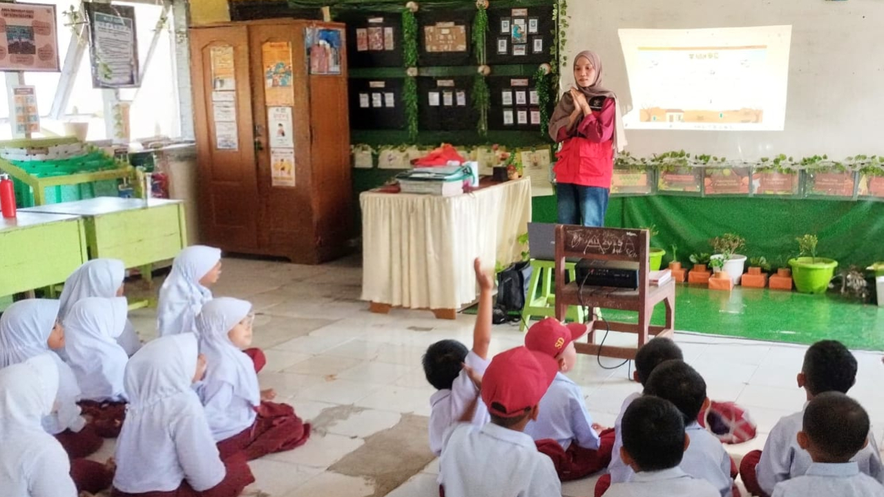 Mahasiswa KKN-T Inovasi Desa Gelombang 116 Edukasi Siswa SDN 69 Barru Melalui Program "SIPILAH (Siswa Pintar Pilah Sampah)"