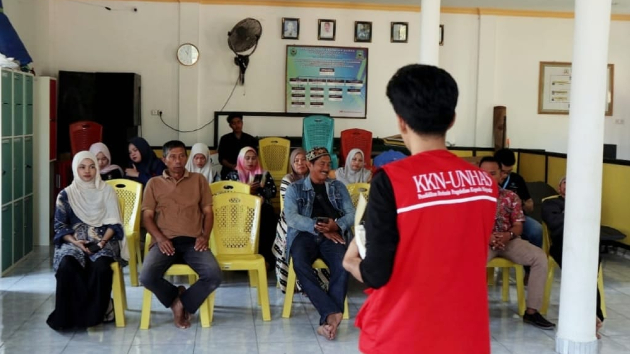 Mahasiswa KKNT Inovasi Desa Gelombang 116 Sosialisasikan Pemanfaatan Limbah Jagung Menjadi Pakan Silase di Desa Lasitae