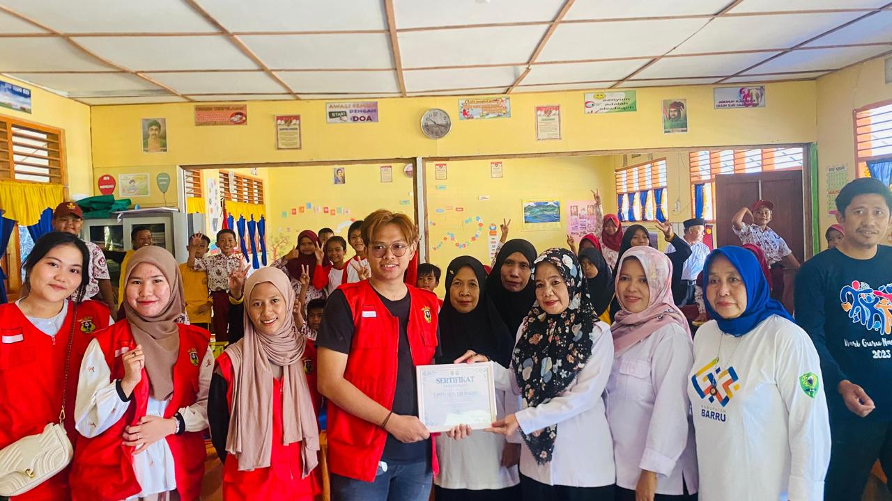 Demonstrasi Pengolahan Sampah Organik dengan Metode Biopori & Ecoenzym oleh Mahasiswa KKN-T 112 Unhas Posko Desa Cilellang Barru