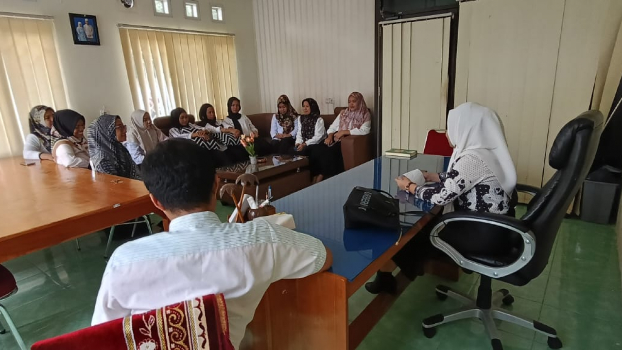 Pengarahan Kepala Desa Cilellang tentang Pentingnya Zakat kepada Perangkat dan Staf Desa