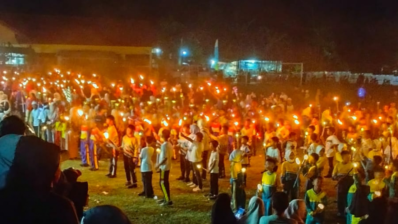 Meriahnya Pawai Obor di Kelurahan Tettikenrarae