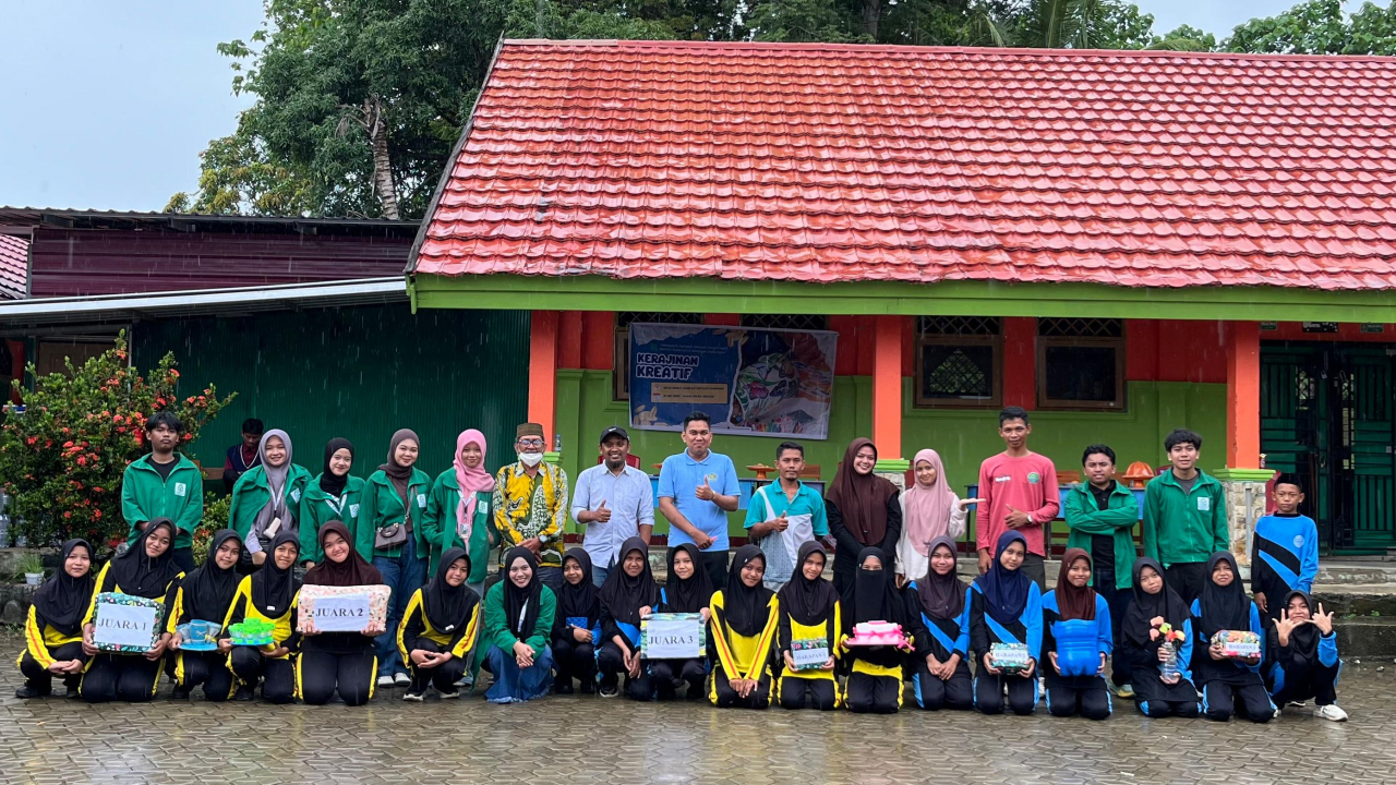 Pagelaran lomba kerajinan kreatif dari limbah Anorganik di mtss nurul ulum as'adiyah pammana oleh mahasiswa (Kuliah Kerja Nyata) KKN angkatan 78