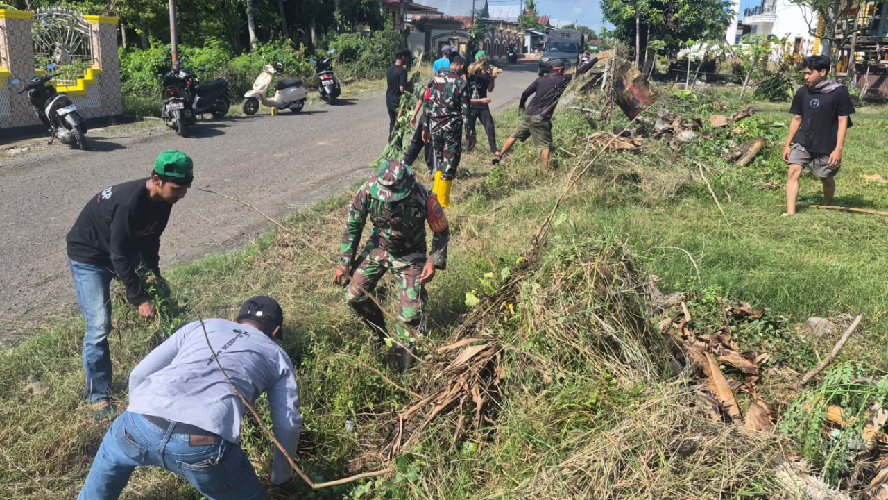 Kerja Bakti Bersama TNI, Masyarakat, dan KKN UINAM Angkatan 78 Perkuat Kebersamaan