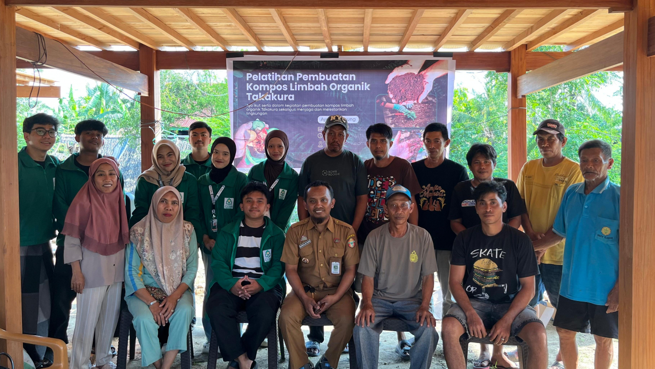 Pelatihan Pembuatan Kompos Limbah Organik dengan Metode Takakura Bersama Kelompok Tani dan Ibu Bkmt di Kelurahan Pammana