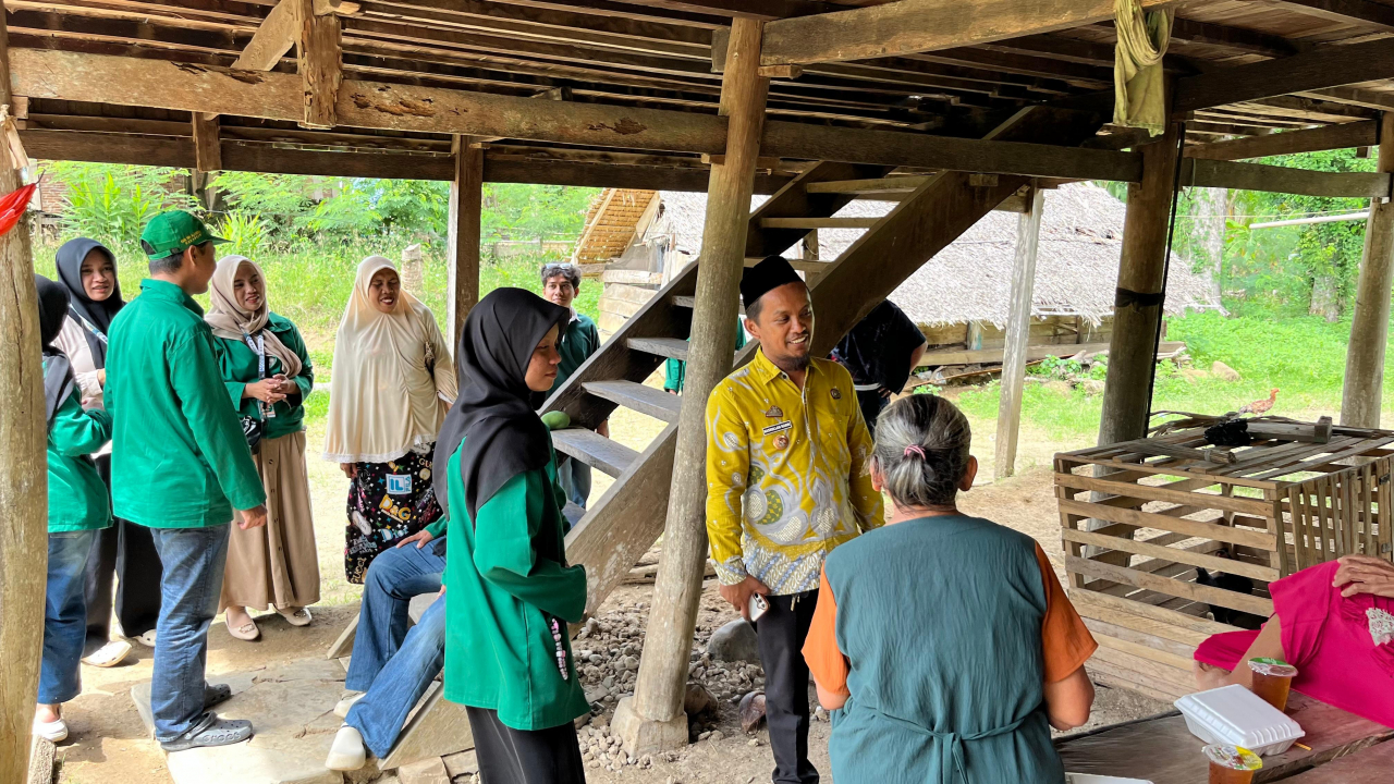 Aksi Sosial Bagikan Makanan Siap Saji, Wahdah Inspirasi Zakat (WIZ) Bersama KKN UINAM Angkatan 78 di Warga Kelurahan Pammana
