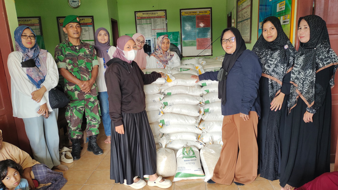 Pegawai BULOG Turun Langsung Serahkan Bantuan Beras di Desa Watampanua