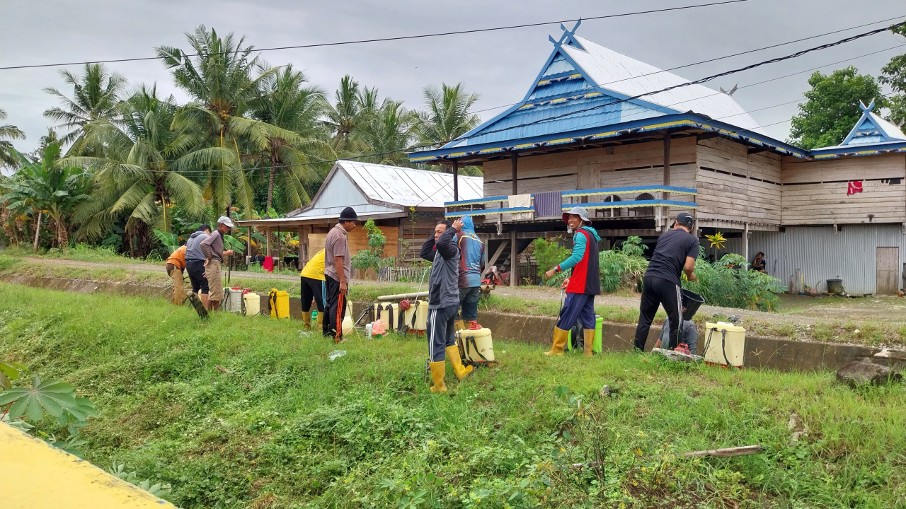 Warga Empat Desa Gelar Gotong Royong di Lapangan Inalipue, Sambut HUT RI ke-80