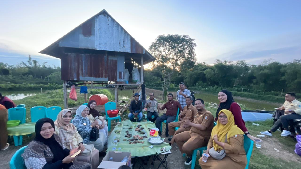 Kebersamaan Pemerintah Desa dan Kecamatan Warnai Acara Bakar Ikan Nila di Tonralipue