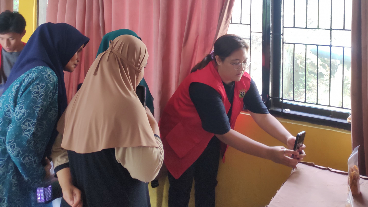 Mahasiswa KKN Unhas Adakan Workshop Pelatihan Fotografi Produk untuk Anggota PKK dan Pelaku UMKM Desa Lauwa