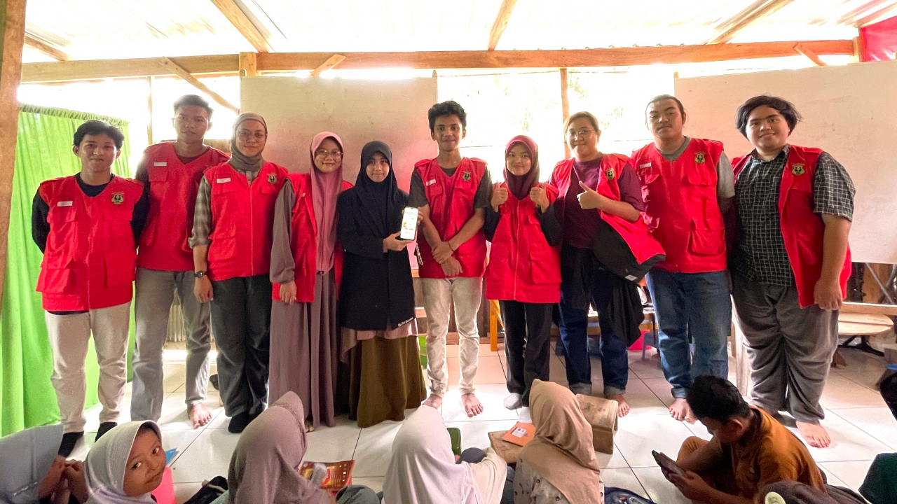 Tingkatkan Fasih Baca Al-Qur’an, KKN UNHAS 113 Desa Lauwa Serahkan Modul Makharijul Huruf ke TPA Mahabbatul Qur’an