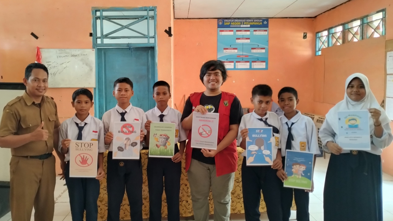 Belajar Digital dan Kreatif! Mahasiswa KKN Unhas Ajarkan Microsoft Word dan Desain Poster Edukatif di SMP
