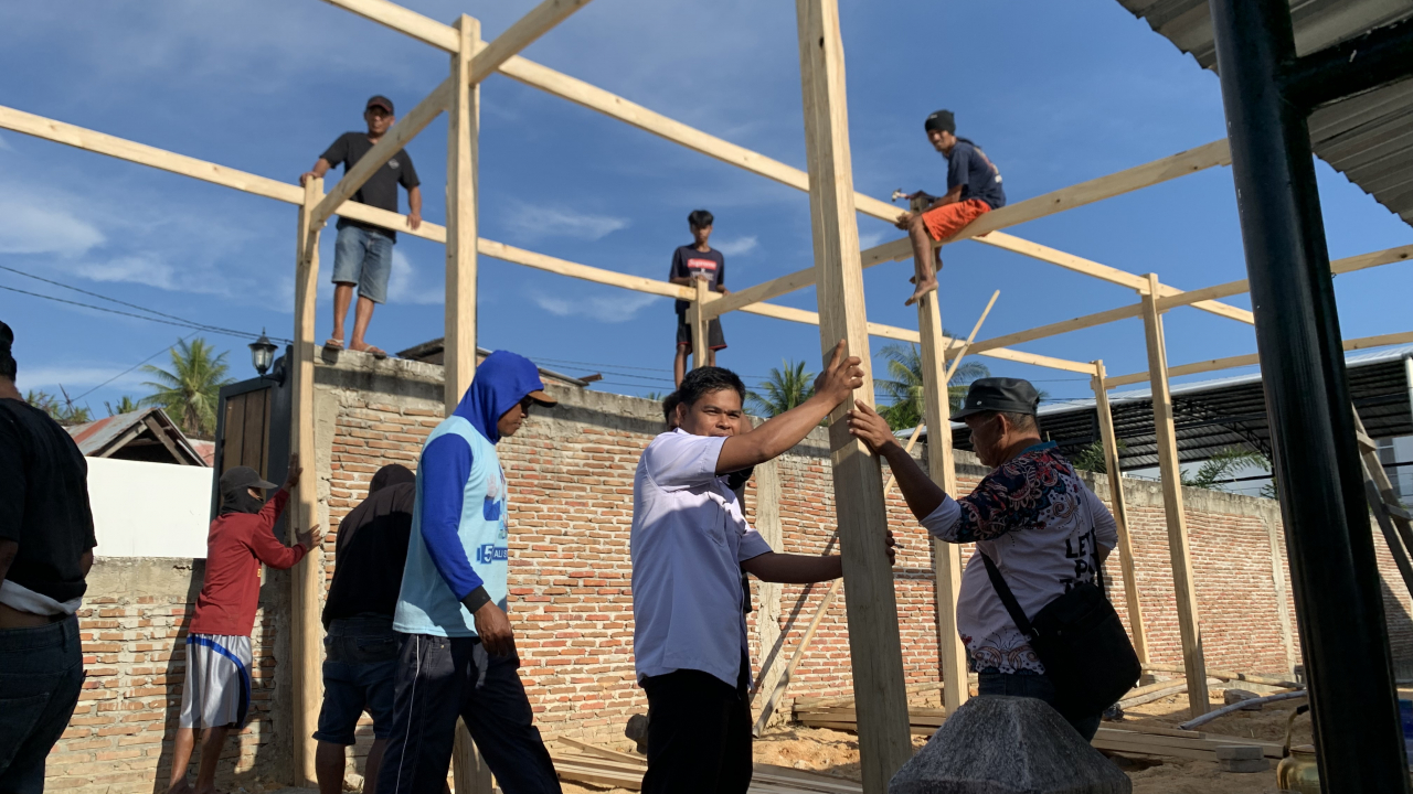 Semangat Gotong Royong Membangun Rumah Baru di Desa Padangloang Alau