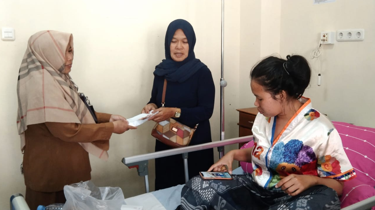 Desa Padangloang Alau Berikan Bantuan Kepada Korban Kecelakaan