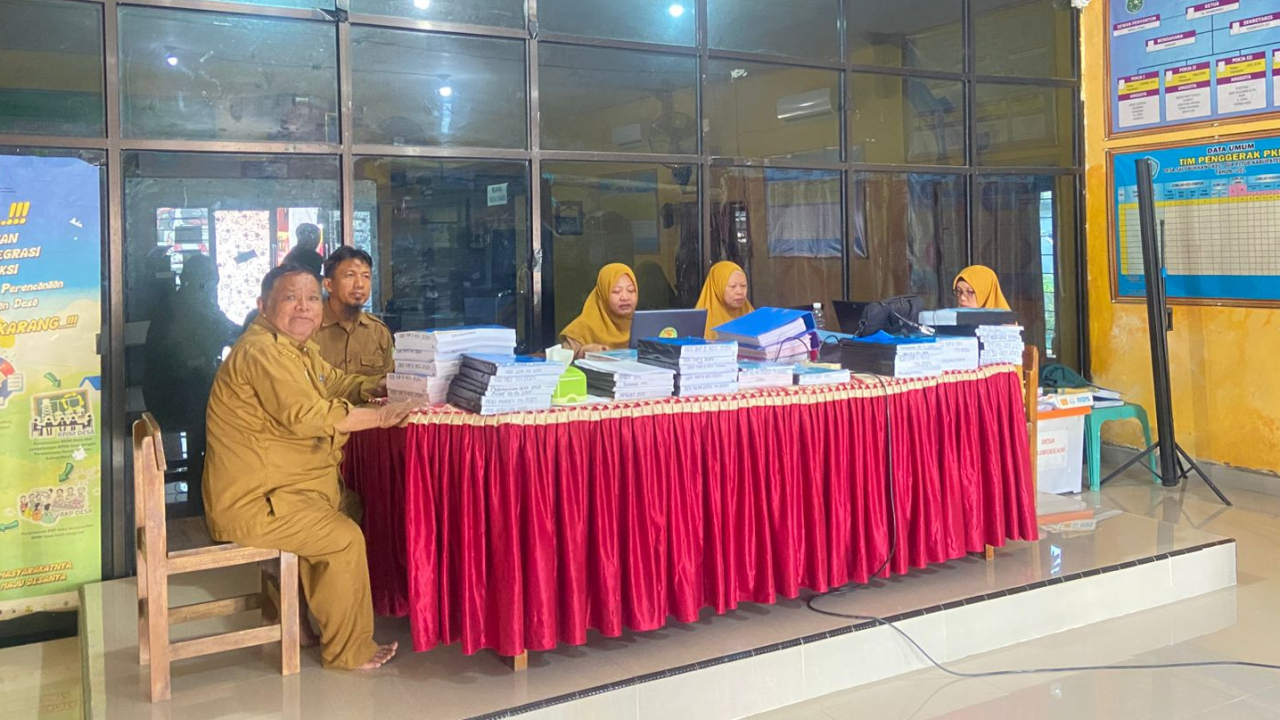 INSPEKTORAT MELAKUKAN PEMERIKSAAN HARI PERTAMA DI KANTOR DESA SALOBUKKANG
