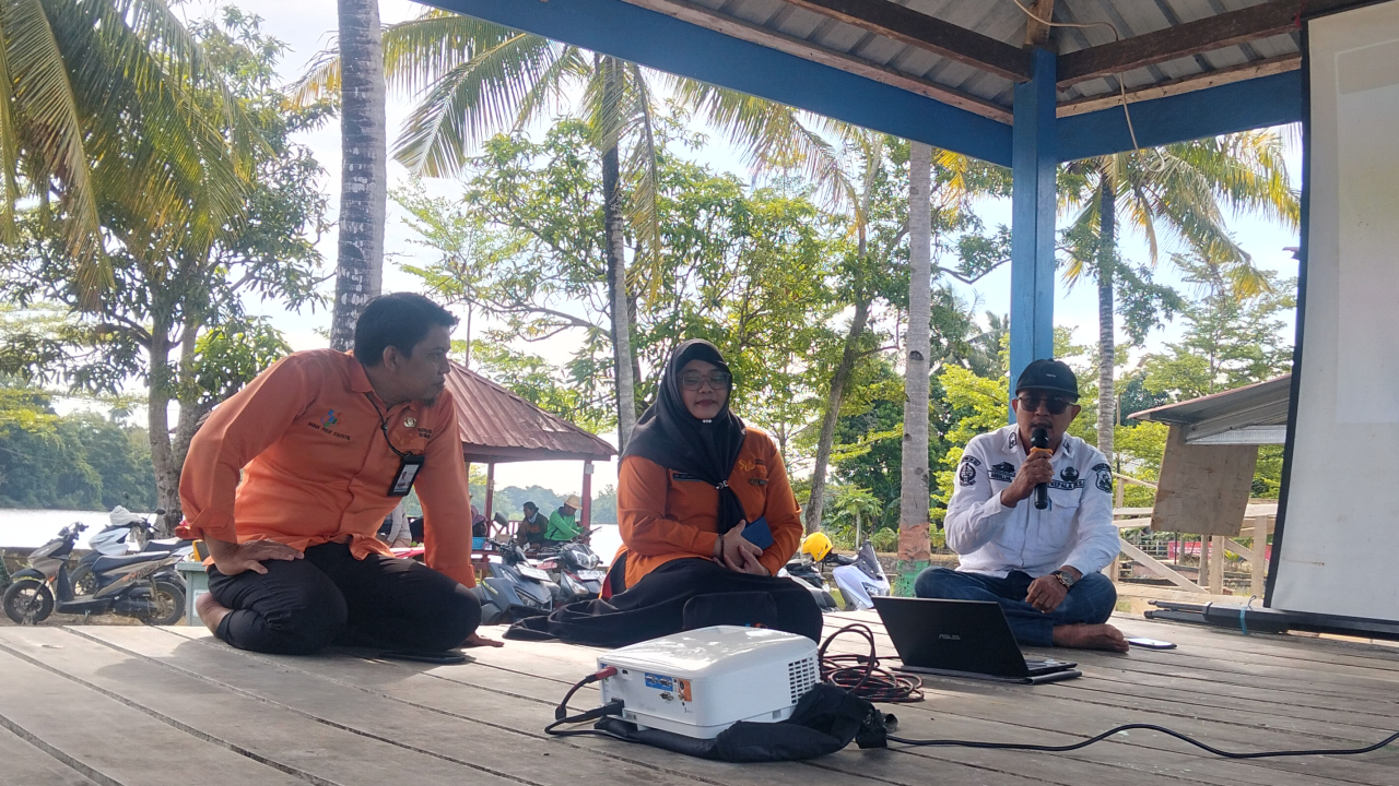 Semangat Menuju Target 80 Persen! Kepala BPS Sidrap Beri Motivasi Petugas Sensus Ekonomi di Jembatan Pelangi Lagading