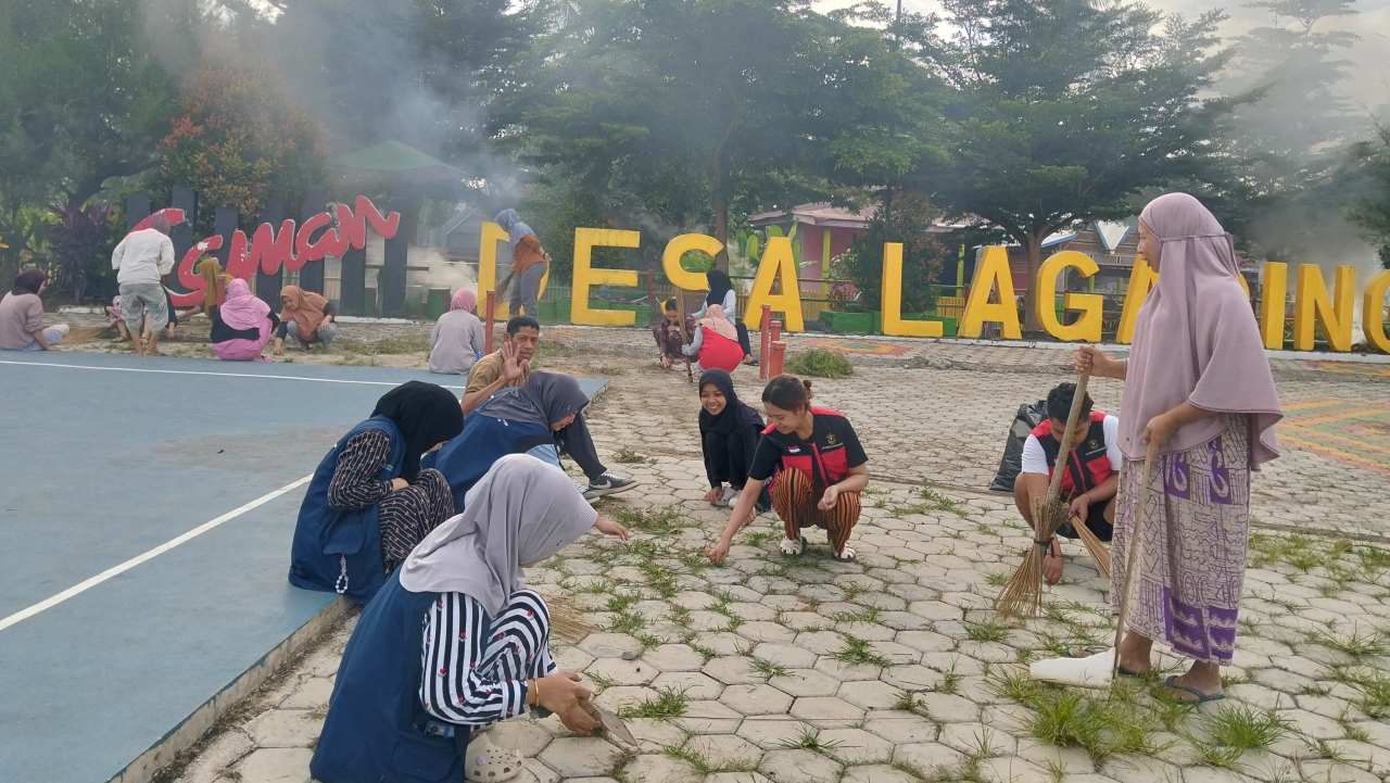 Sinergi Masyarakat dan Mahasiswa KKN Wujudkan Lingkungan Bersih Melalui Aksi Jumat Bersih di Desa Lagading