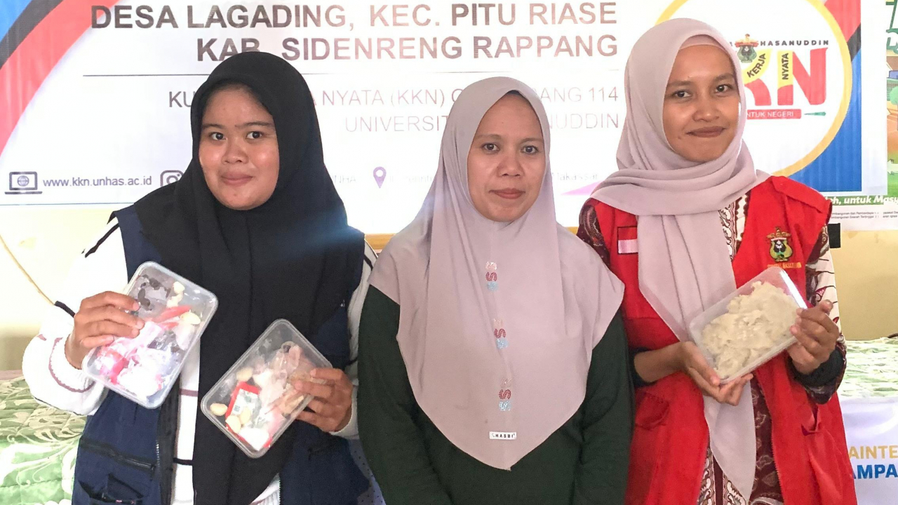 Sosialisasi dan Demonstrasi Empek-Empek Ikan Nila: Mahasiswa KKN Unhas Dorong UMKM Desa Lagading