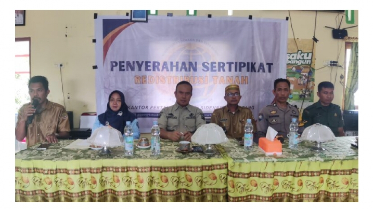 BPN Sidrap Serahkan 300 Sertifikat Redistribusi Tanah di Desa Lagading