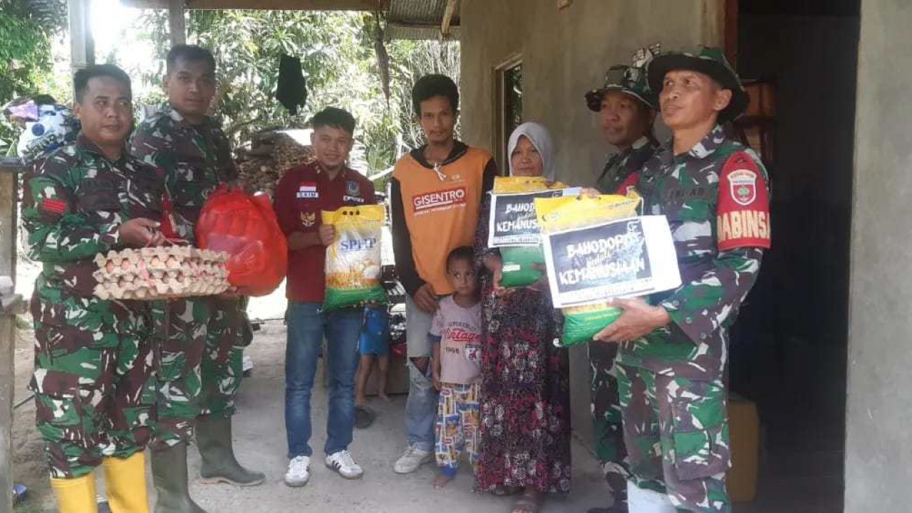 Personel Koramil 1419-02/Enrekang Distribusikan Bantuan Sembako Pada Warga Yang Terdampak Bencana