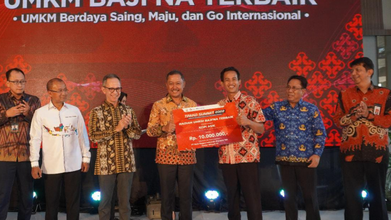 Bawa Kopi Arabika Kalosi Mendunia, Abd Rahim Raih Penghargaan UMKM Terbaik OJK