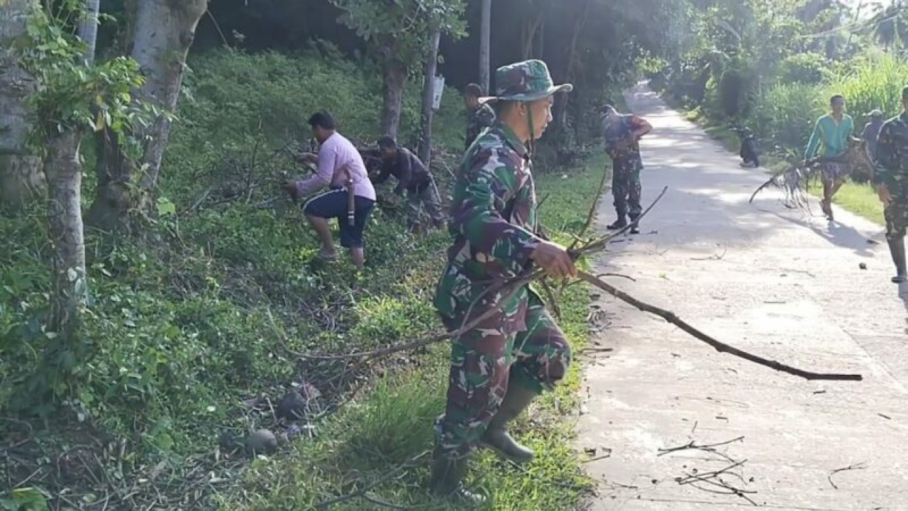 Anggota Koramil /02 Enrekang Karya Bakti Bersihkan Selokan