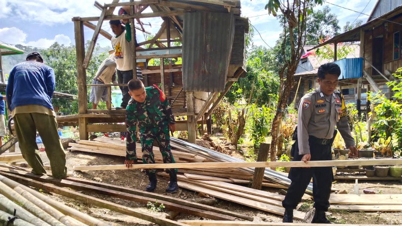 Bhabinkamtibmas Bersama Warga Gotong Royong Renovasi Poskamling