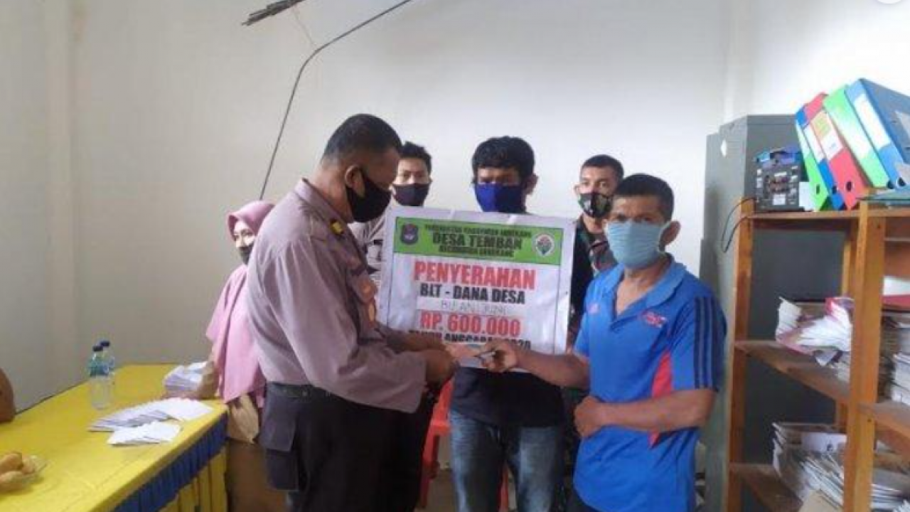 Kapolsek Enrekang Salurkan BLT-DD Tahap III Bagi 90 KK di Desa Temban