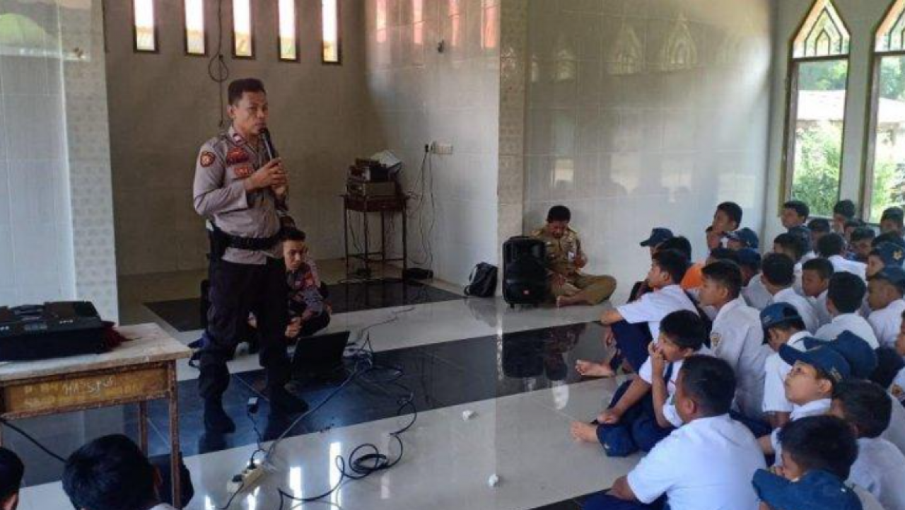 Cegah Kenakalan Remaja, Polres Enrekang Beri Sosialisasi Kamtibmas di SMPN 4 Desa Temban