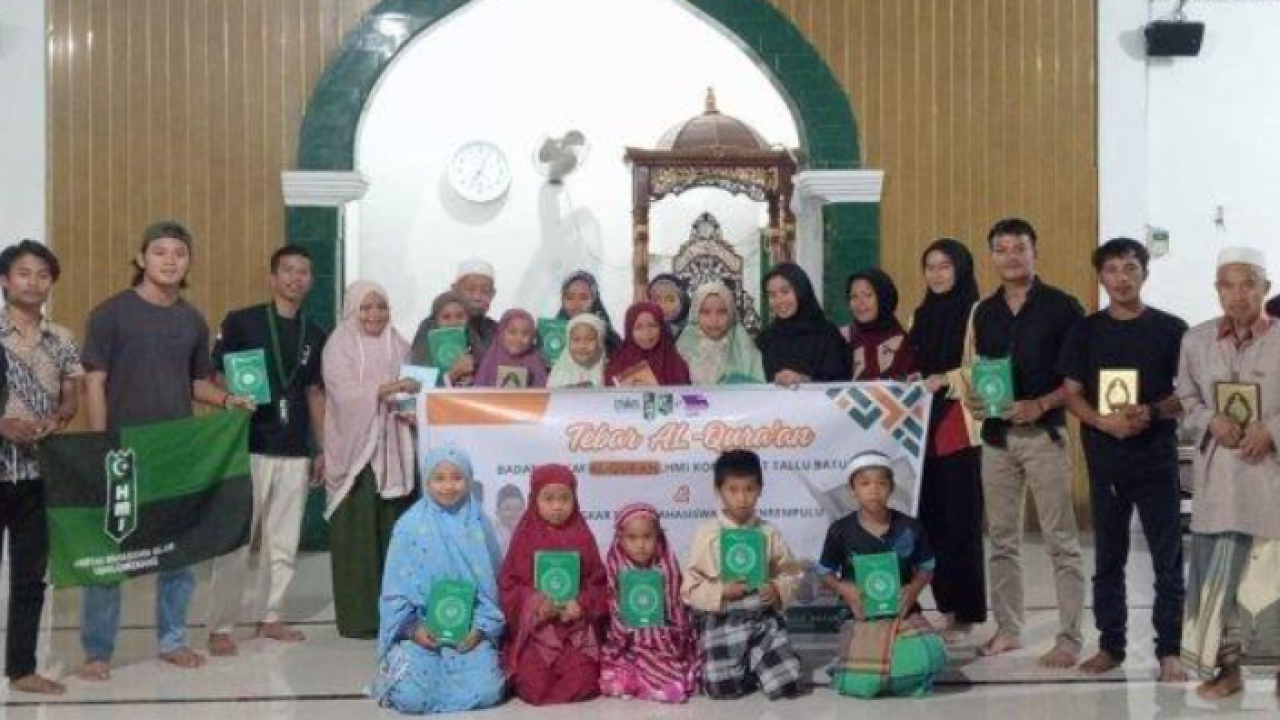 Jelang Ramadhan, HMI Salurkan Ratusan Al-Qur'an di Enrekang