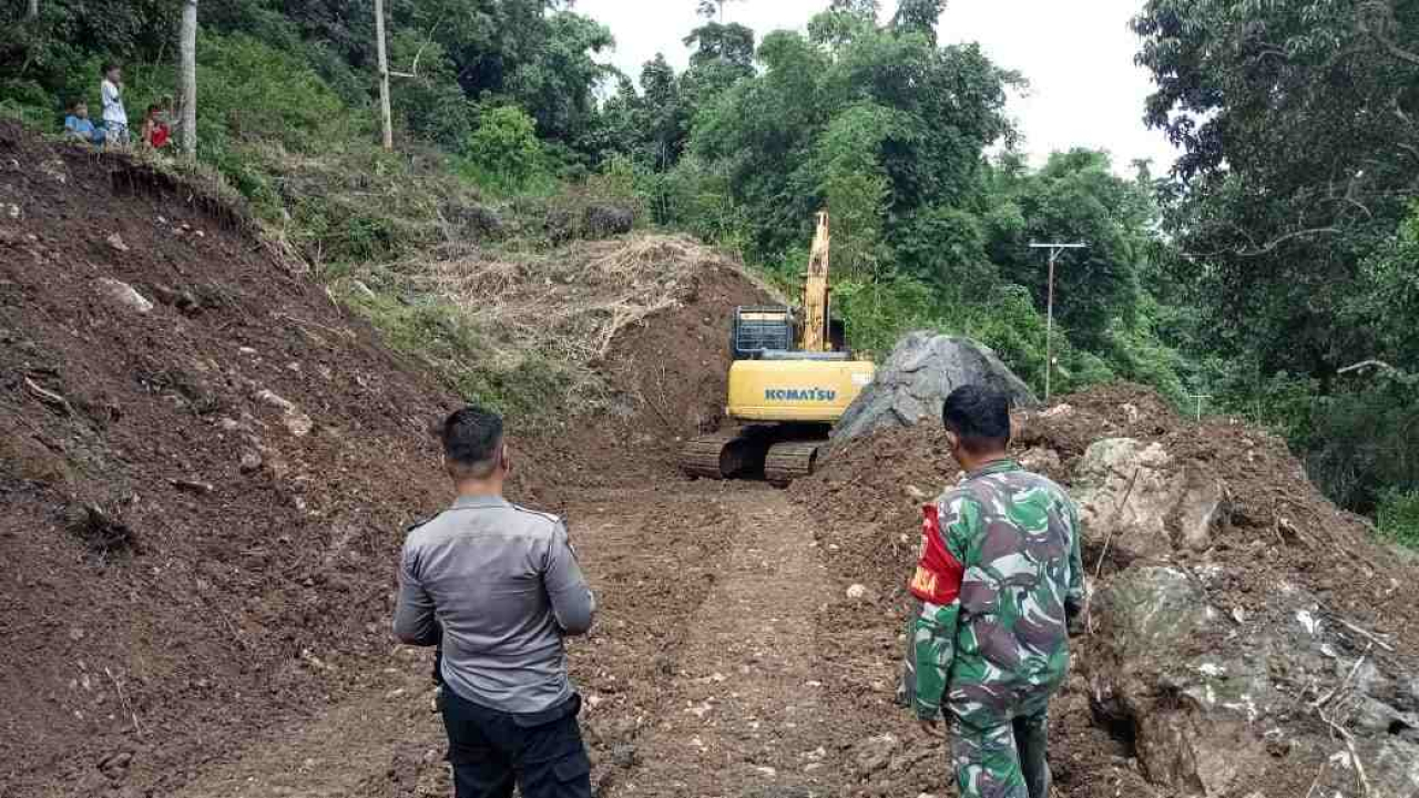 Babinsa Dan Bhabinkamtibmas Kawal Pembukaan Jalan Putus Antara Desa Ranga Dan Lembang